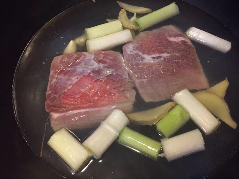 蒜泥白肉,如图盖上盖子大火烧开,转小火煮一个半小时,肉特别软烂入口即化,即使肥肉也不会太腻,不要急于掀开盖子,再焖10分钟。