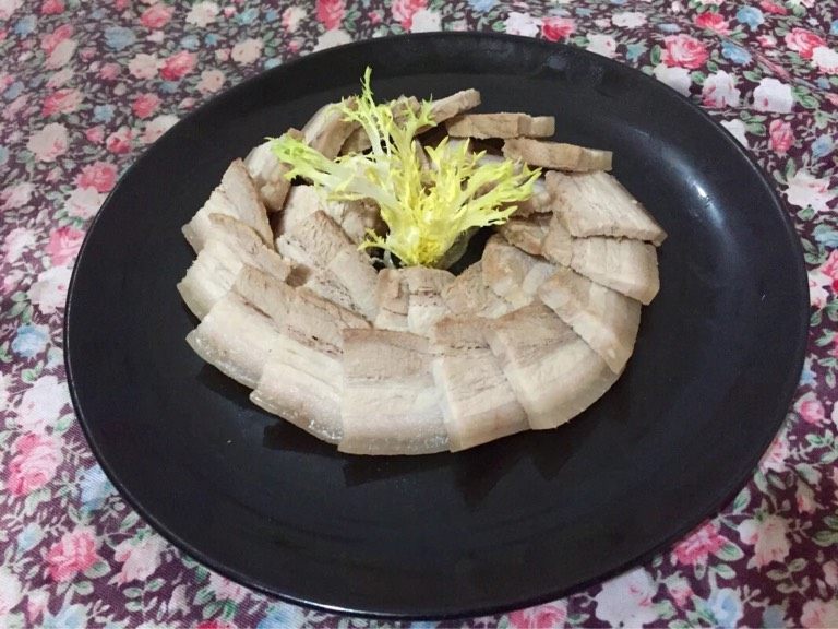 蒜泥白肉,如图煮好的肉放凉切成均匀的片,装盘,蘸者酱汁吃味道超级赞。改了一下煮的时间,个人认为煮的时间长一点更好吃。