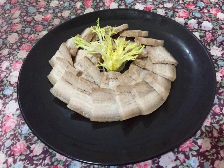 蒜泥白肉,如图煮好的肉放凉切成均匀的片，装盘，蘸者酱汁吃味道超级赞。改了一下煮的时间，个人认为煮的时间长一点更好吃。