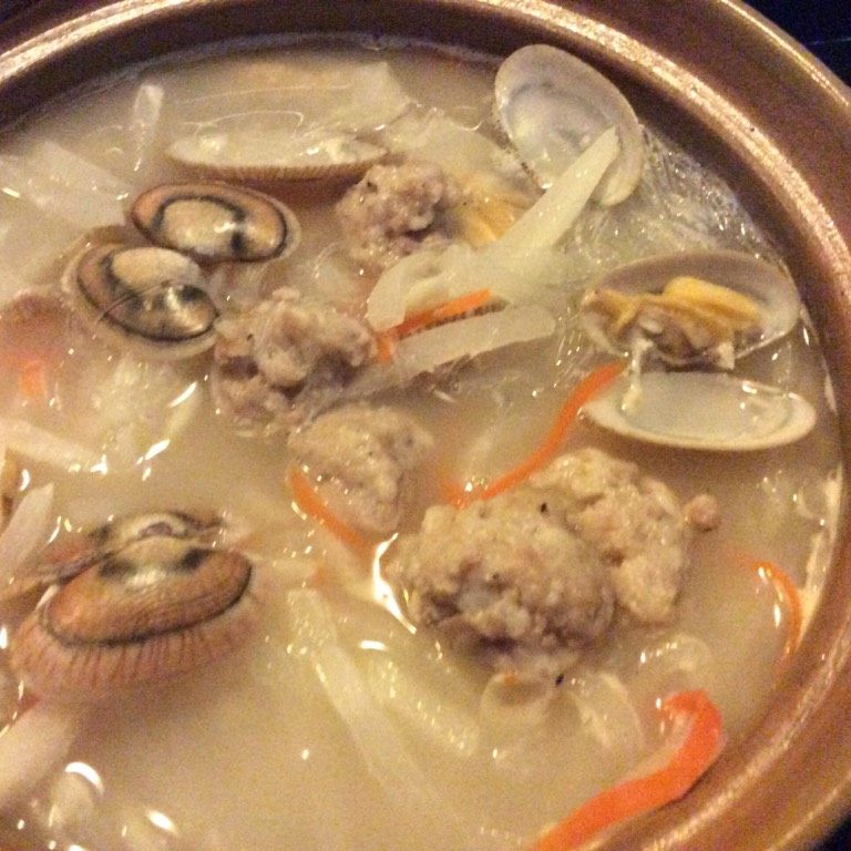 肉丸花蛤罗卜丝汤,热锅落油,爆香<a style='color:red;display:inline-block;' href='/shicai/ 37'>姜</a>块,爆炒白罗卜、红罗卜,放热水浸过罗卜面,待沸腾后放虾皮、肉丸、花蛤,上盖煮5分钟,揭盖熄火,最后放粉丝,调味就ok啦,