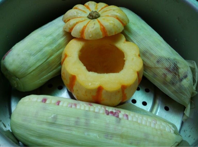 太阳果炖蛋,如图放入锅里蒸熟(忽略玉米哈)