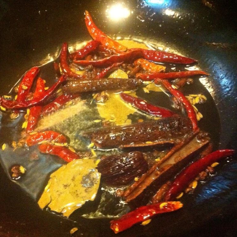 麻辣香锅,如图五香油：锅中加入适量油，油八成热放入<a style='color:red;display:inline-block;' href='/shicai/ 741'>香叶</a>，丁香，<a style='color:red;display:inline-block;' href='/shicai/ 3766'>草果</a>，八角，<a style='color:red;display:inline-block;' href='/shicai/ 700'>花椒</a>，<a style='color:red;display:inline-block;' href='/shicai/ 86474'>干辣椒</a>，<a style='color:red;display:inline-block;' href='/shicai/ 3756'>山奈</a>，<a style='color:red;display:inline-block;' href='/shicai/ 710'>桂皮</a>小火炒香，炒出香味去掉杂质留油备用。（个人比较喜欢保留调料）