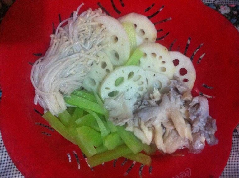 麻辣香锅,将<a style='color:red;display:inline-block;' href='/shicai/ 300'>虾</a>去脚，去钳，去须煮熟。<a style='color:red;display:inline-block;' href='/shicai/ 121'>生菜</a>，<a style='color:red;display:inline-block;' href='/shicai/ 2620'>青笋</a>，<a style='color:red;display:inline-block;' href='/shicai/ 2662'>藕</a>片，<a style='color:red;display:inline-block;' href='/shicai/ 234'>金针菇</a>，平菇，<a style='color:red;display:inline-block;' href='/shicai/ 2585'>红薯</a>，等食材焯熟，过冷水沥干水分备用。（注意火候，<a style='color:red;display:inline-block;' href='/shicai/ 2662'>藕</a>，<a style='color:red;display:inline-block;' href='/shicai/ 2620'>青笋</a>等食材要保留脆脆的口感不要焯过）食材可以随意根据个人爱好选择，鱼丸，<a style='color:red;display:inline-block;' href='/shicai/ 428'>五花肉</a>，墨鱼仔，鸡翅膀等都是不错的选择