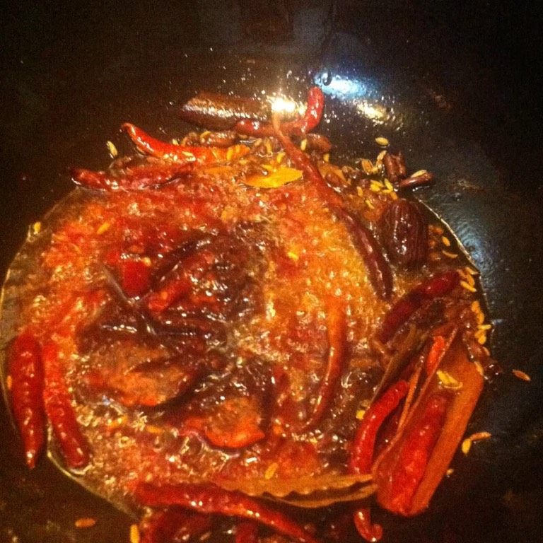 麻辣香锅,如图锅中倒油，油热放入火锅底料炒出红油，加入<a style='color:red;display:inline-block;' href='/shicai/ 3250'>葱</a>，<a style='color:red;display:inline-block;' href='/shicai/ 37'>姜</a>，蒜，干辣椒同炒（注意小火以免炒糊）如图加入刚才炸制好的五香油