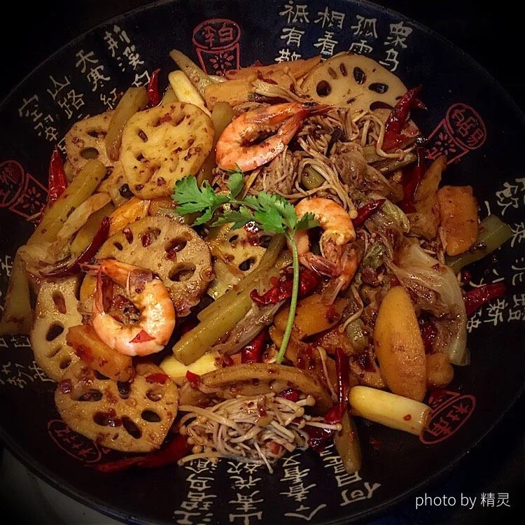 麻辣香锅,放入所有食材翻炒均匀，加入<a style='color:red;display:inline-block;' href='/shicai/ 10084'>老干妈</a>翻炒，加入适量盐，翻炒均匀（注意<a style='color:red;display:inline-block;' href='/shicai/ 705'>豆瓣酱</a>和火锅底料都有咸味），炒好焖两分钟更入味哦。美味的麻辣香锅快来品尝吧，大概三到四个人份