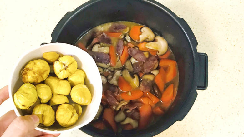 香菇板栗焖饭,加入板栗