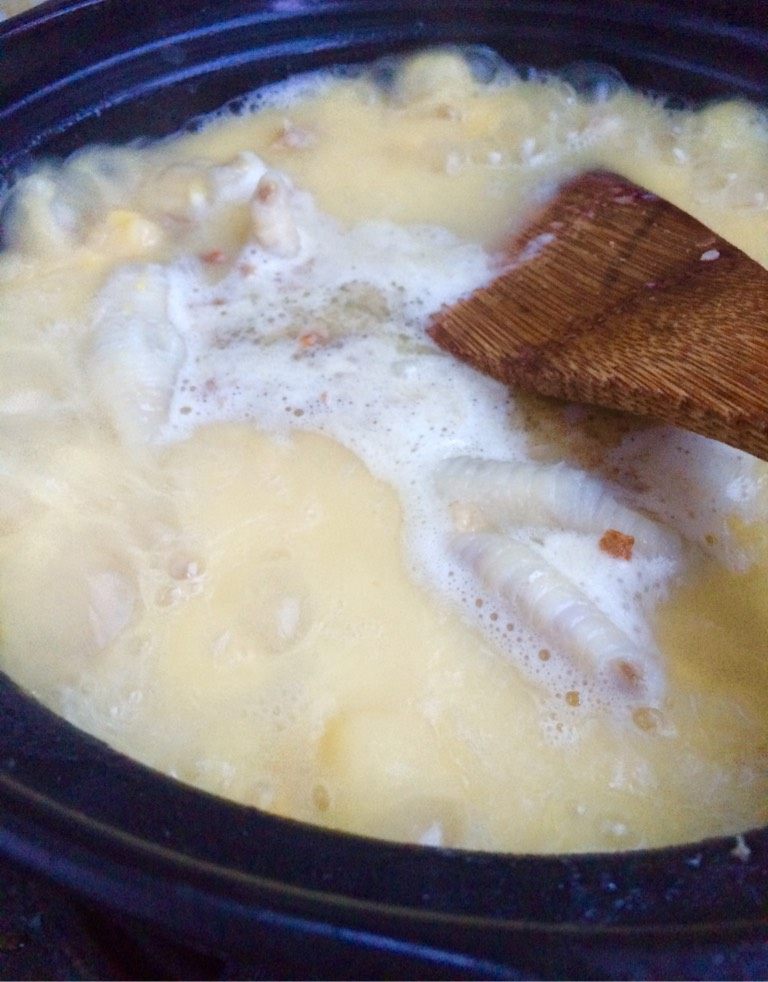 鸡爪汤,起锅 放点点油 加入<a style='color:red;display:inline-block;' href='/shicai/ 442'>肉末</a>炒 出油后加入压好的豌豆 继续翻炒 加水 熬开 放入<a style='color:red;display:inline-block;' href='/shicai/ 89'>鸡爪</a> 姜