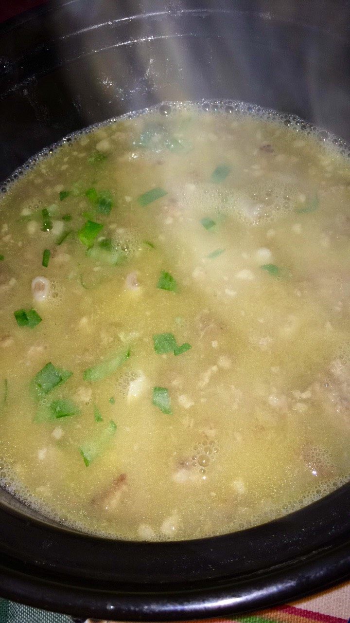 鸡爪汤,砂锅熬开后 小火慢慢煲一个小时 起锅加适量盐 撒上葱花即可