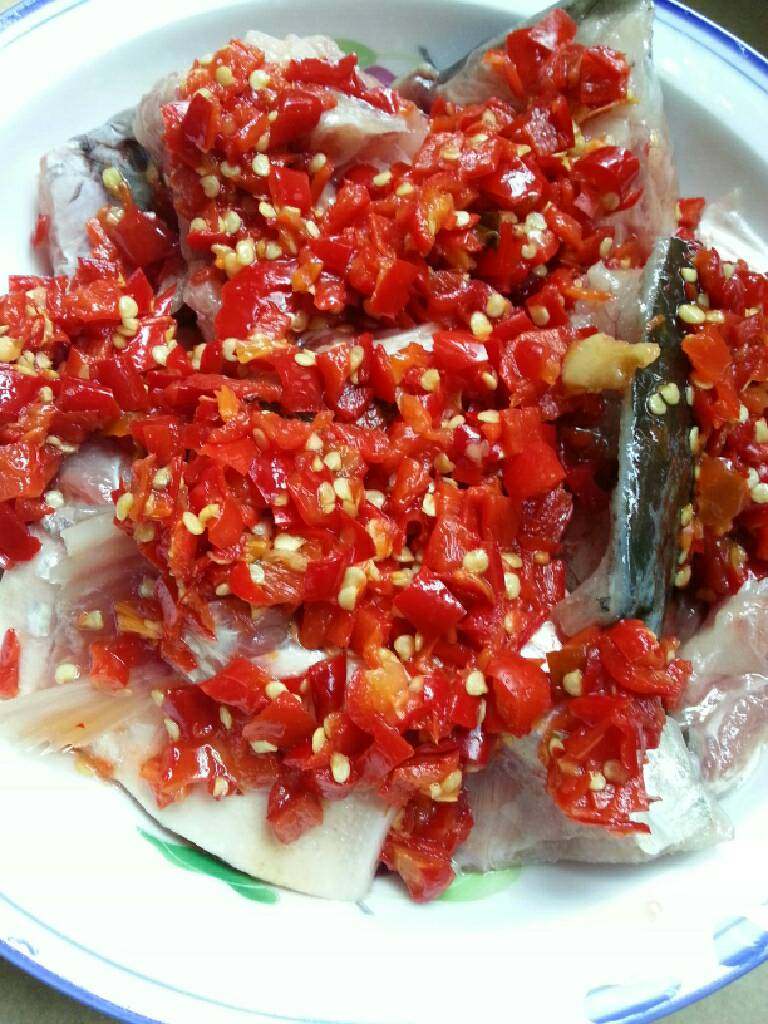 剁椒鱼头,<a style='color:red;display:inline-block;' href='/shicai/ 336'>鱼头</a>处理干净用<a style='color:red;display:inline-block;' href='/shicai/ 718'>料酒</a>和<a style='color:red;display:inline-block;' href='/shicai/ 37'>姜</a>腌制一会，然后把腌制的汁倒出去，把<a style='color:red;display:inline-block;' href='/shicai/ 803'>剁椒</a>铺在<a style='color:red;display:inline-block;' href='/shicai/ 336'>鱼头</a>上