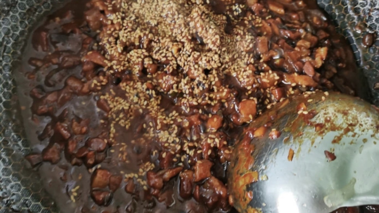 肉酱拌面,最后把刚才调好的酱汁倒入锅中,烧至肉酱粘稠,关火。