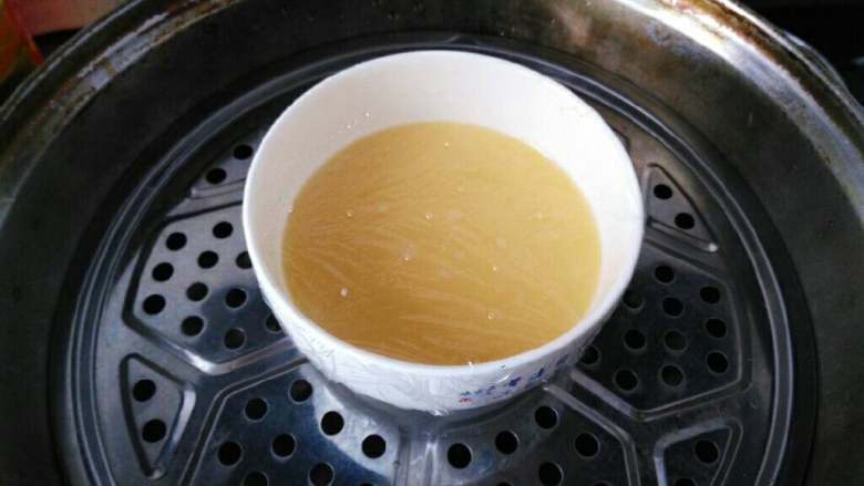 ≈小黄人鸡蛋羹≈,盖上保鲜膜,保鲜膜上扎几个小孔,上锅大火蒸15分钟