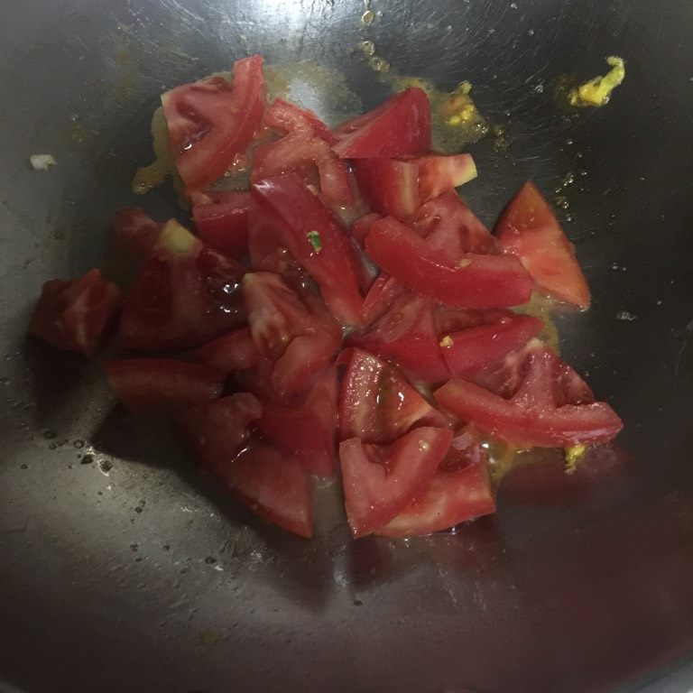 番茄西葫芦炒蛋,如图不用另起油锅,倒入番茄块煸炒;