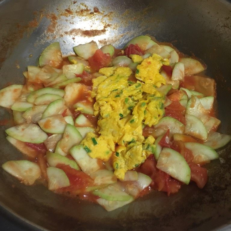 番茄西葫芦炒蛋,如图至西葫芦翻炒变软,倒入鸡蛋翻炒几下;