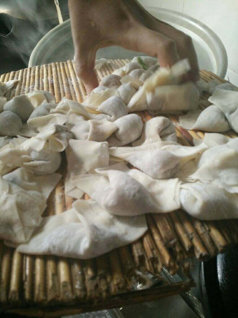 香菇猪肉馅馄饨,取馄饨皮,把拌好的肉馅包入馄饨皮里