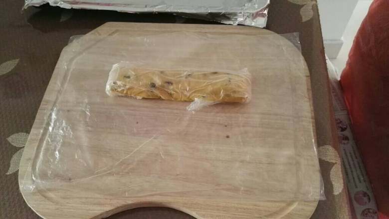 黑加仑饼干,做成长方形状,也可用模具塑形,然后用薄膜包裹好,放进冰箱冷冻1小时后取出切片