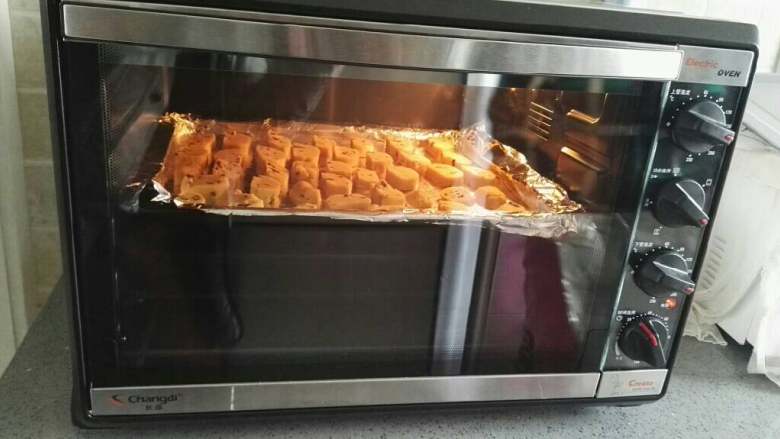 黑加仑饼干,不过每家的烤箱不同,在烤的时候,通过玻璃看下表面变色了,也可以判断烤的情况