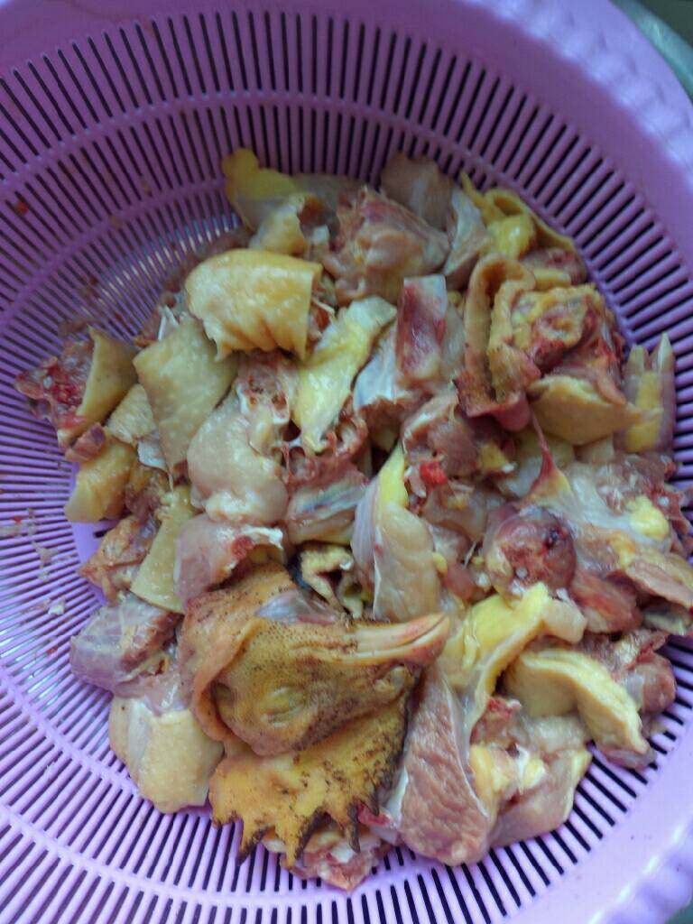 家庭版焖锅鸡肉,鸡肉剁成块,外面的焖锅一般选肉鸡,个人认为土鸡味道更好。