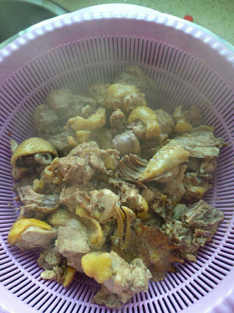 家庭版焖锅鸡肉,把鸡肉下开水汆,这样可以去血和油,也能去腥。
汆好捞出备用
