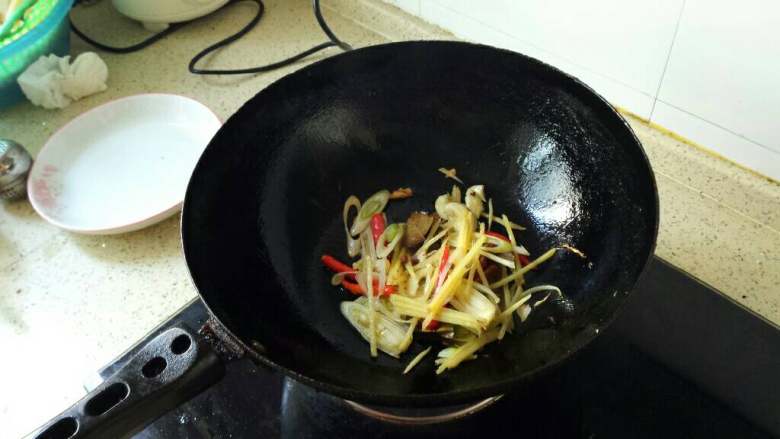 家庭版焖锅鸡肉,热锅内倒少许食用油,待油锅热,放少许<a style='color:red;display:inline-block;' href='/shicai/ 700'>花椒</a>炸香,然后爆葱姜蒜,炒出香味。