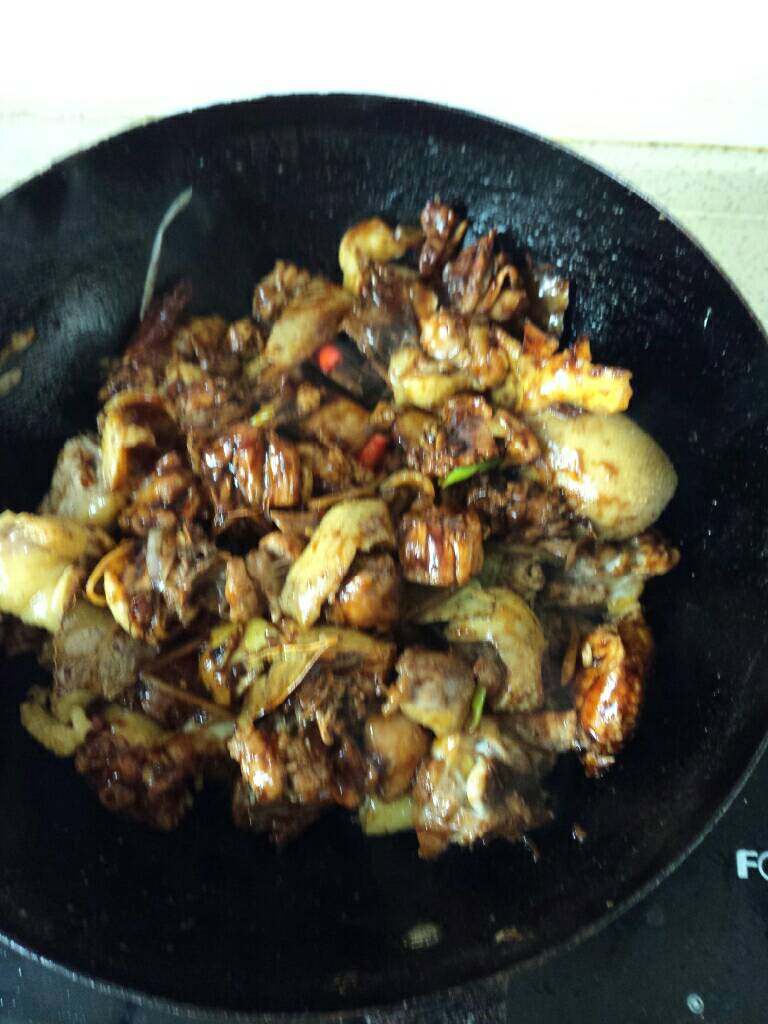 家庭版焖锅鸡肉,倒入汆好的鸡肉翻炒,多翻炒一会,最好能炒到鸡皮有焦黄色。然后倒入老抽,耗油,番茄酱调制好的酱汁翻炒,多倒些无妨,因为后面还要加水炖,颜色会变浅。
提示:放片鲜柠檬一同炒,味道不错!