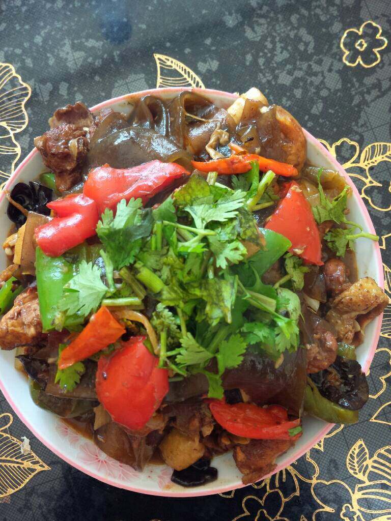 家庭版焖锅鸡肉,大火收汁,喜欢吃辣的可以再次放青椒翻炒片刻,出锅前也可以放入蒜片翻炒提香。最后洒点香菜,色香味俱全。