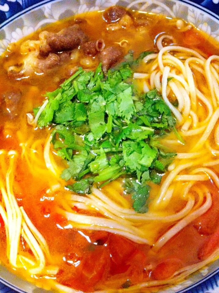 金针肥牛面,锅倒油,把蒜瓣小米椒西红柿煸炒下,出汁倒水放金针菇煮下,放盐,鸡精,<a style='color:red;display:inline-block;' href='/shicai/ 720'>胡椒粉</a>和肥牛,面条或者米线单独下好,捞入到汤汁里,倒进碗内,放上香菜末