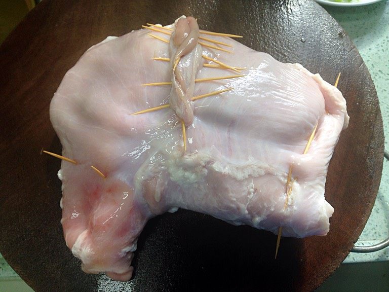 白胡椒肚包鸡,用牙签把猪肚封口(也可以用棉线缝起来),放入砂锅,倒入清水完全没过猪肚,大火烧开后转小火熬2个小时。