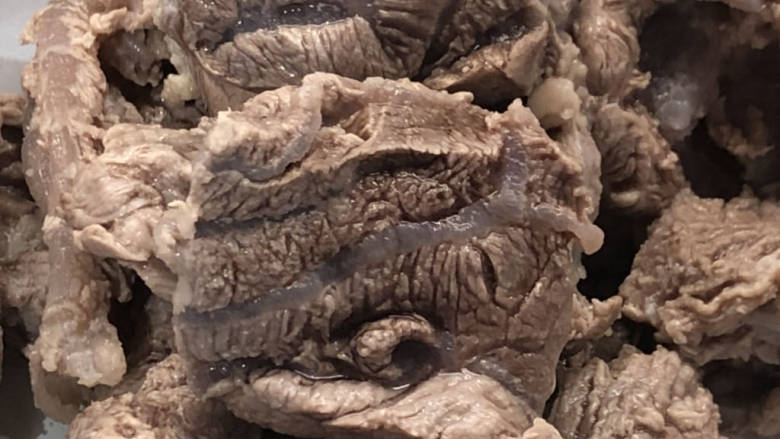 潮汕沙茶牛肉煲,在这道菜里我用的是牛腱子肉,腱子肉内带着筋,煮好后软软的肉咬起来还带有胶质感。是我很喜欢用的一个部位。焯水去掉杂质后,洗干净。放在一旁备用。