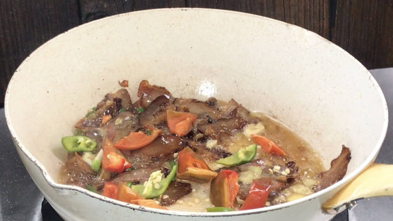 熏肉炒黄瓜,放入青红辣椒,炒匀出辣味