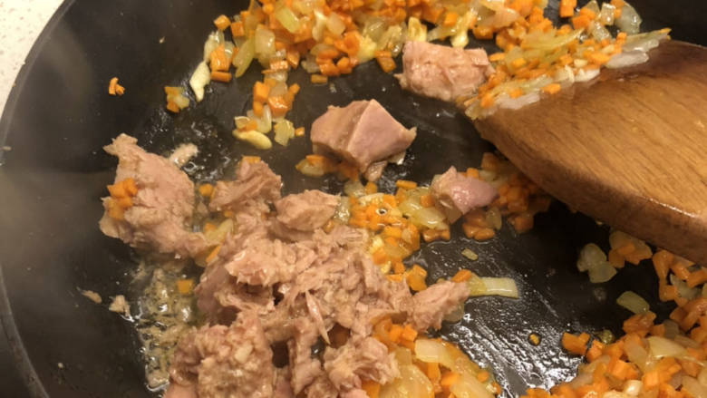 吞拿鱼意面🍝,翻炒至半熟后,可以加入吞拿鱼罐头了