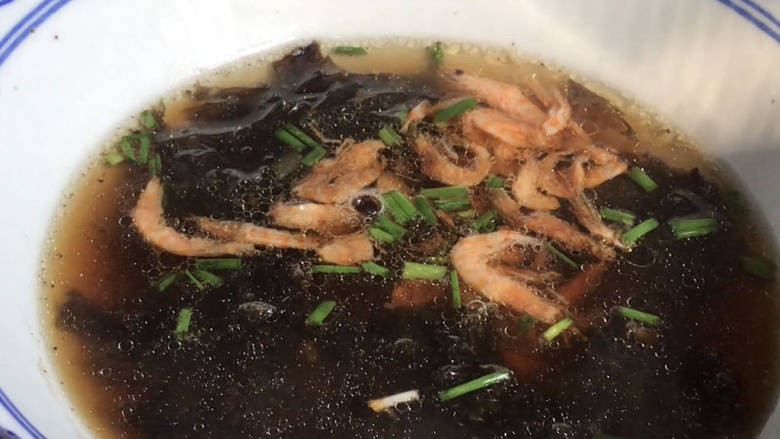 海鲜小馄饨,舀适量馄饨汤入紫菜碗中,把调料化开混合均匀