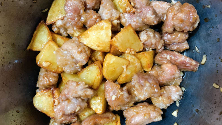 醋肉,将刚才炸好的食材,再一并入锅大火复炸一下,加入其中搅拌均匀