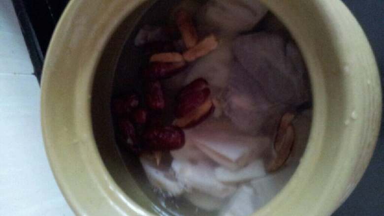 墨鱼仔莲藕筒骨汤,全放进汤煲，加适量的水，和几滴白醋，大火煮开转小火煲1个半小时