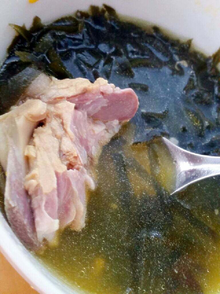 海带窝瓜脊骨汤,自然泄压后，放入窝瓜块和海带，加适量盐，压3分钟。