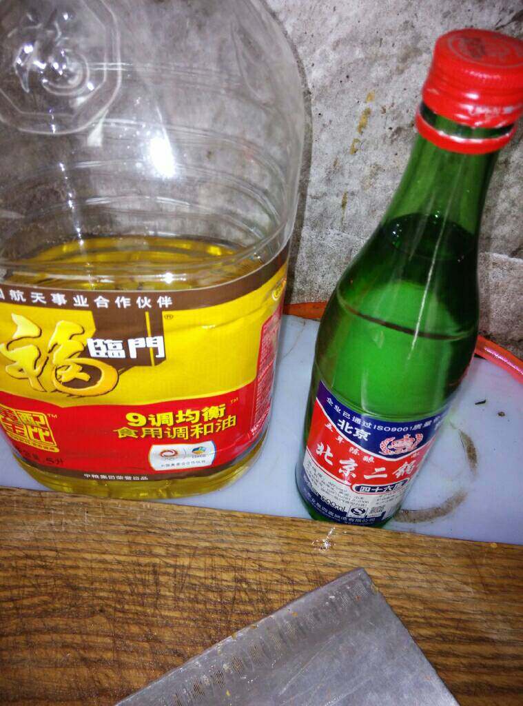 炒子鸡,加切碎的老姜干辣椒末加盐煸炒炒干水份！