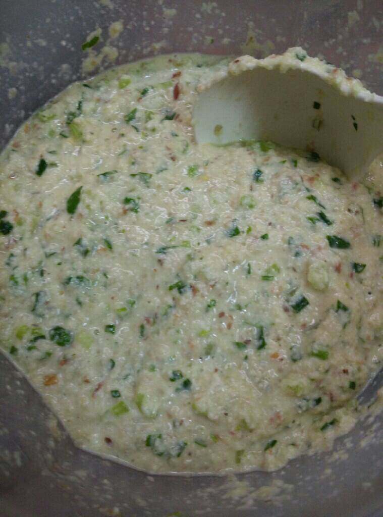 芹菜豆渣饼(营养早餐),搅拌成浓稠的豆渣糊,就是这样啦,颜色是不是很好看呢 *^_^*