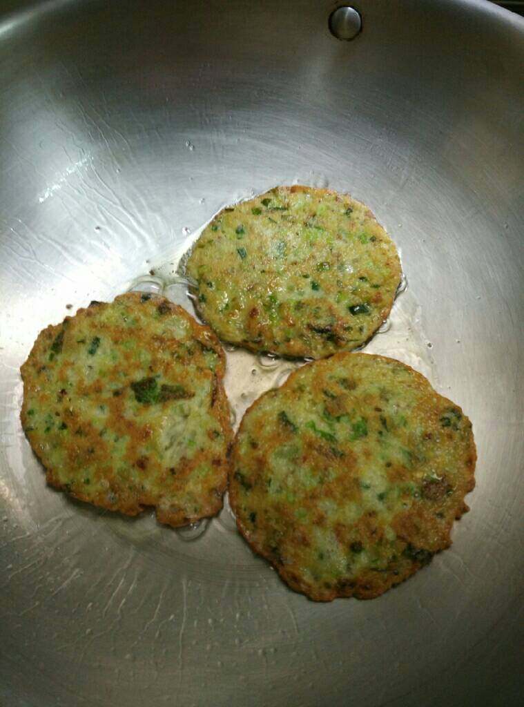 芹菜豆渣饼(营养早餐),小火煎至一面金黄翻过来再煎另一面,煎至两面金黄即可