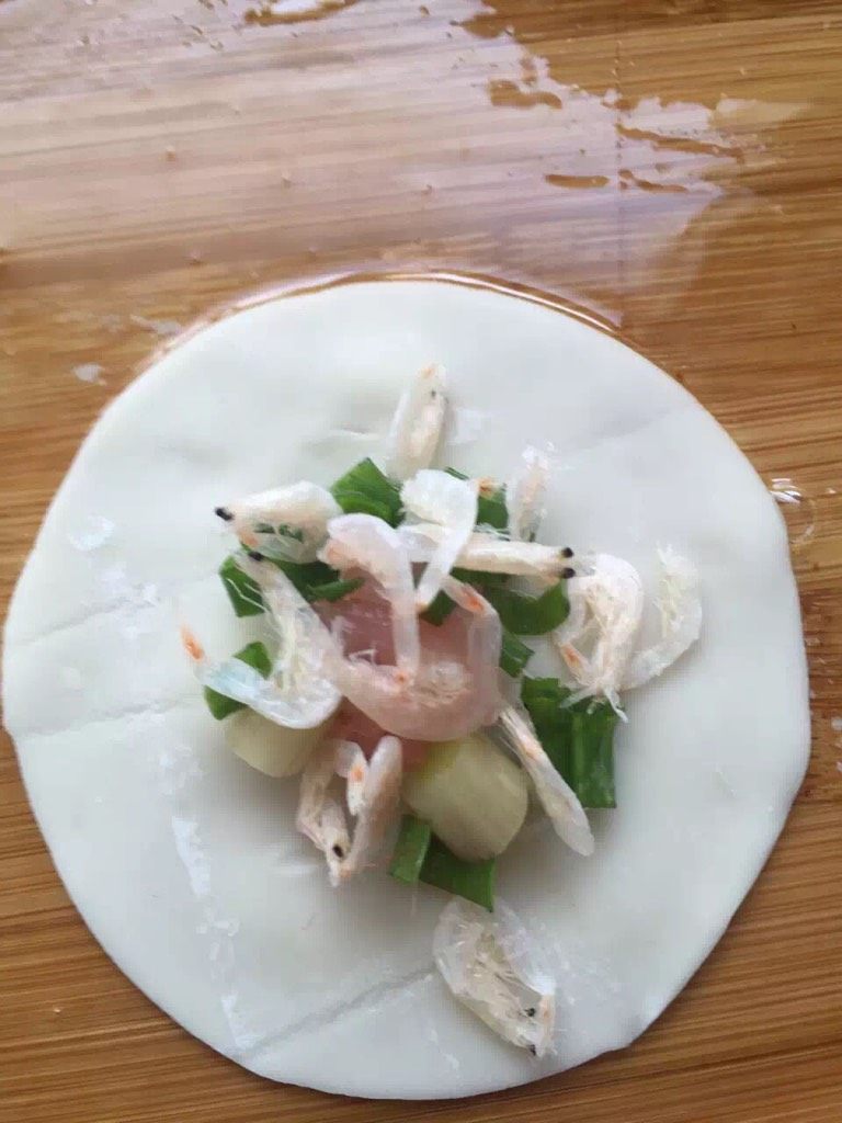 葱香煎饼,六片皮分三层，每层均匀放上馅。用棒棒平成饼。