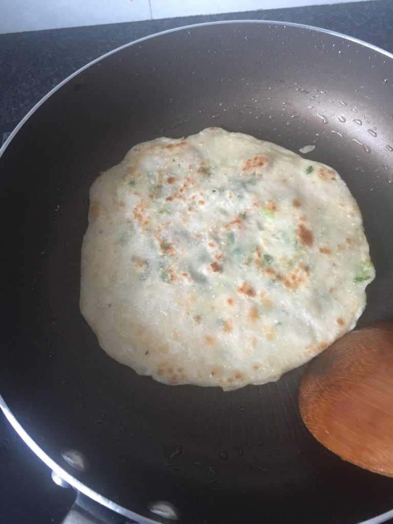 葱香煎饼,用五成热的油慢煎。