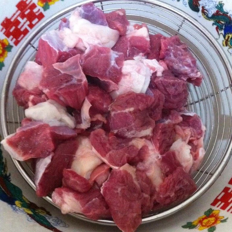 西红柿炖牛腩,如图<a style='color:red;display:inline-block;' href='/shicai/ 218'>牛腩</a>清水浸泡三小时,每隔一个小时换一次水,切小块,沥干水分备用
