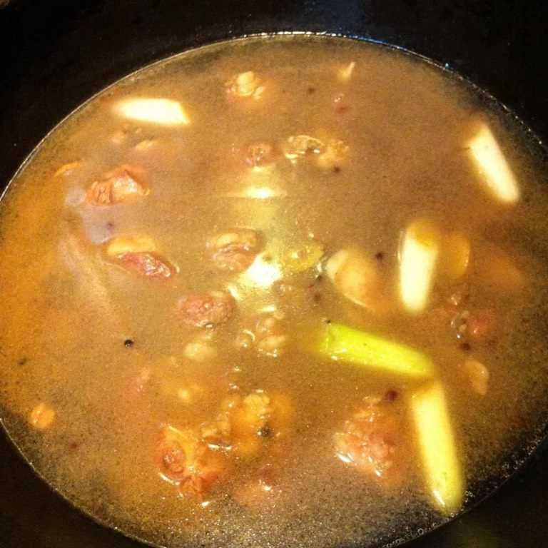 西红柿炖牛腩,加入八角,姜片和料酒,没过牛腩的温水大火烧开锅,转小火炖煮一个半小时