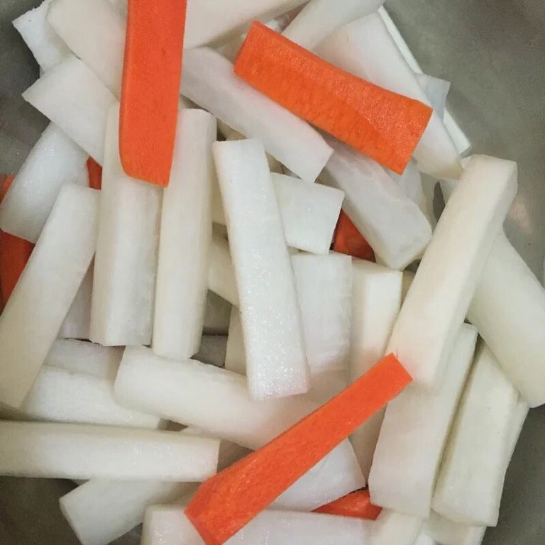 酸辣萝卜条,切成萝卜条加入盐腌制两到三个小时,每隔一个小时将萝卜腌出的水倒掉