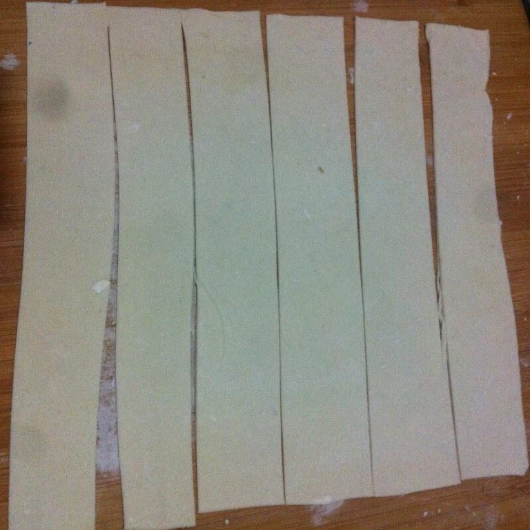 宝宝主食蝴蝶面,如图去掉圆边,切成长条
