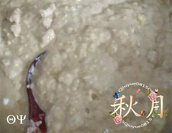 蒸肉,放淀粉、放盐、油、花椒大料水,调成稠粥状。若感觉有点儿稠,可适度添加些水