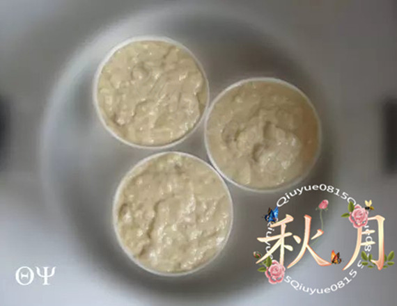 蒸肉,舀到浅盘子或小碗里,上笼屉蒸熟