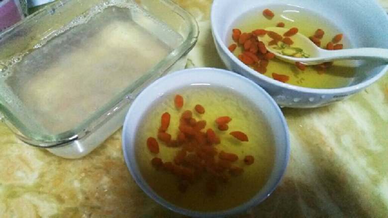 冰糖炖燕窝,建议燕窝和料分开煮,料不要放太多样免得影响到燕窝的吸收,料煮好倒入燕窝合在一起吃,剩余的燕窝放入保险盒下次在吃,不加料的燕窝保存时间也会久一点
