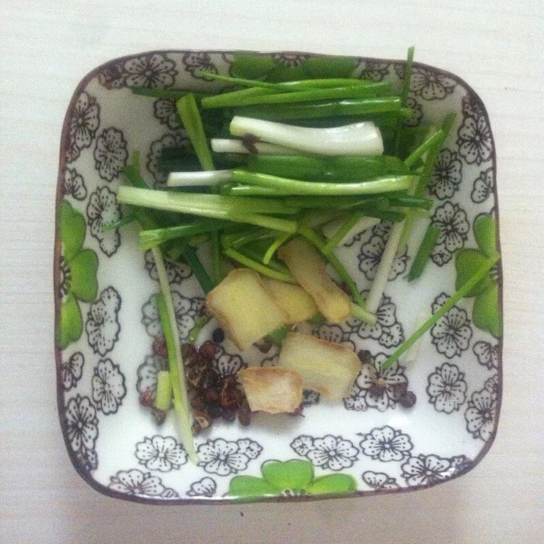 孔雀开屏鱼,香葱切段,姜切片,花椒备用