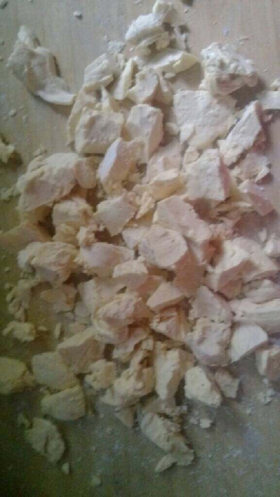 芝麻小酥饼,将打糖切成小块,以上准备好了吗?我们一起要做