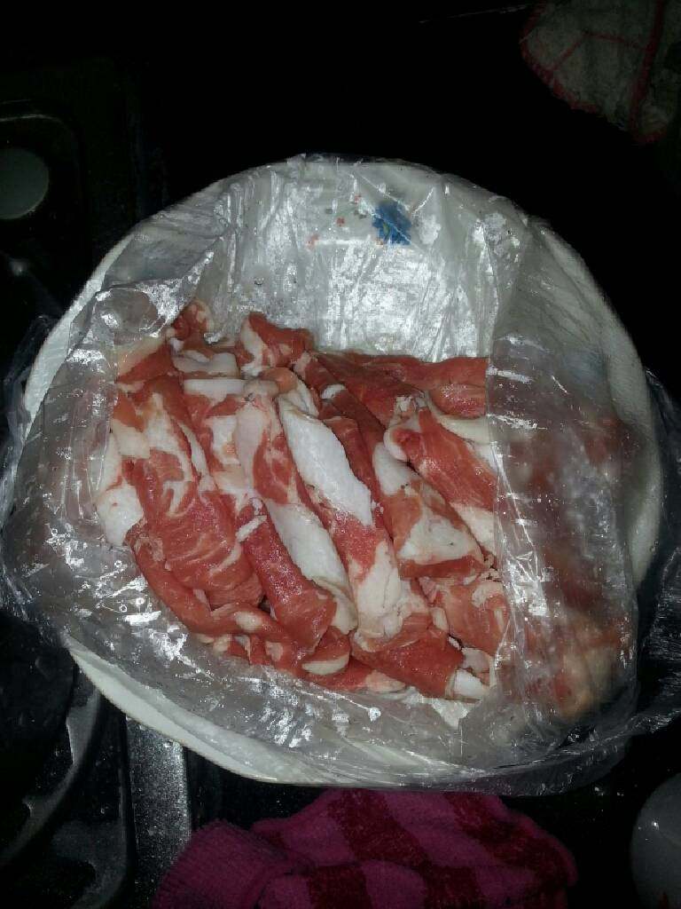酸萝卜羊肉卷,2.将葱、姜、花椒放入热油锅中爆香,倒入酸萝卜后即加水,