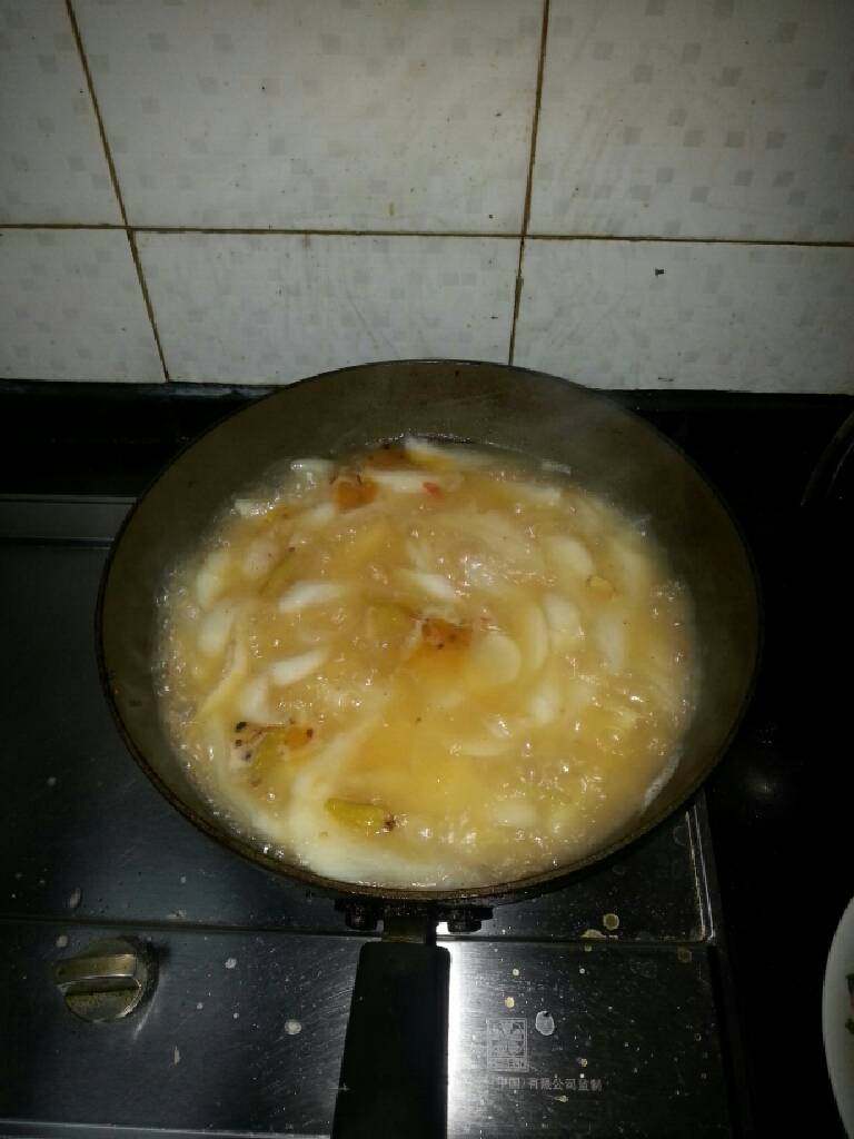 酸萝卜羊肉卷,3.水烧开后,尝尝味道,应该有酸萝卜味,根据各人口味,增加野山椒、辣油等